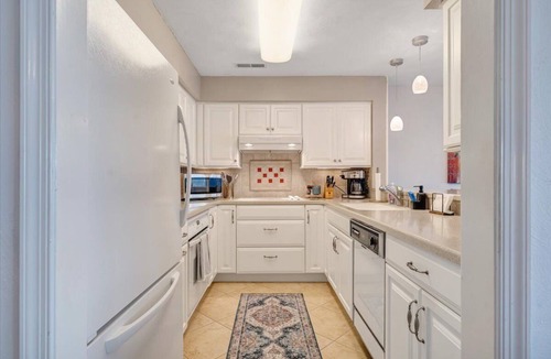 North Shore Condo | Lake Vibes - Pet Friendly Lakefront Condo!