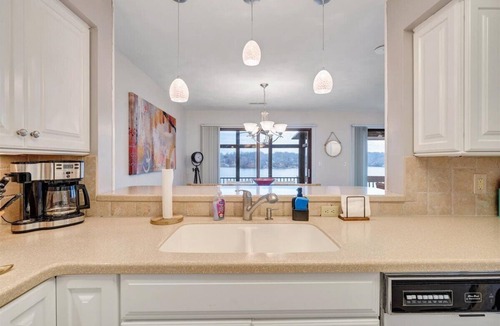 North Shore Condo | Lake Vibes - Pet Friendly Lakefront Condo!