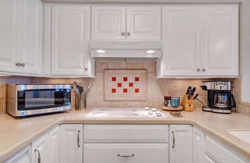 North Shore Condo | Lake Vibes - Pet Friendly Lakefront Condo!