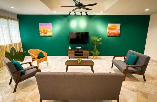 Larut House | Lake View 53 Heritage 4BR by LOUIS