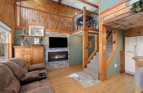 Lampe Ski Chalet | Lake View Access, 3 Decks, King Bed, Fire Pit, Dogwood Canyon