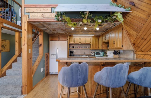 Lampe Ski Chalet | Lake View Access, 3 Decks, King Bed, Fire Pit, Dogwood Canyon