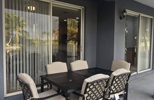 Tamiami House | Lake view big & bright home