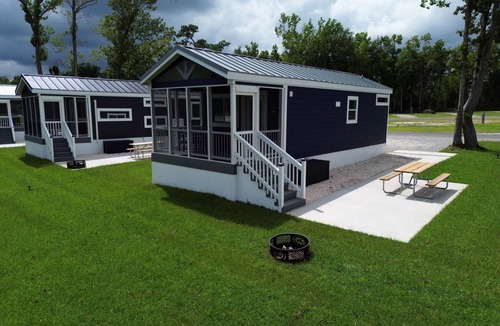 Maysville Cabin | Lake View Cabin, 20 miles from New Bern!
