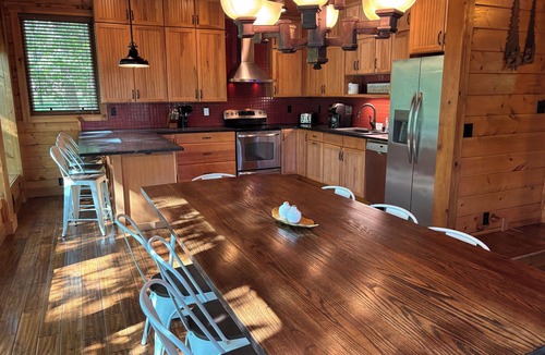 Eagle Rock Cabin | Lake View Cabin with Lake Access & Rooftop Patio