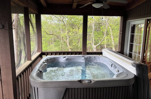 Eagle Rock Cabin | Lake View Cabin with Lake Access & Rooftop Patio