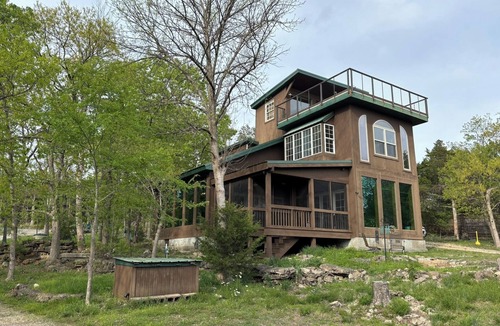 Eagle Rock Cabin | Lake View Cabin with Lake Access & Rooftop Patio