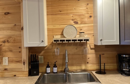 Auburn Apartment | Lake View Central Hideaway