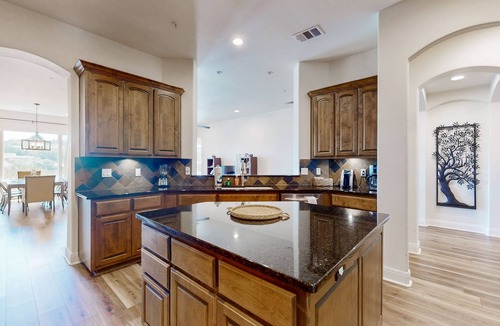 Lakeway Condo | Lake-view condo with balcony in resort community - on-site spa, bar, & dining