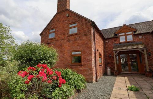 Market Drayton House | Lake View Cottage