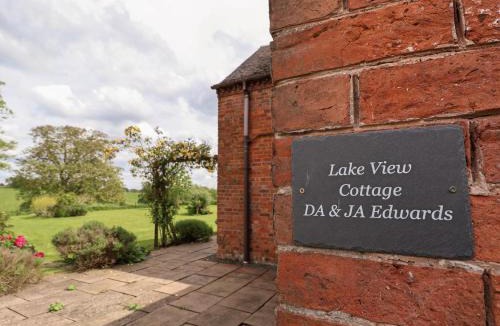 Market Drayton House | Lake View Cottage