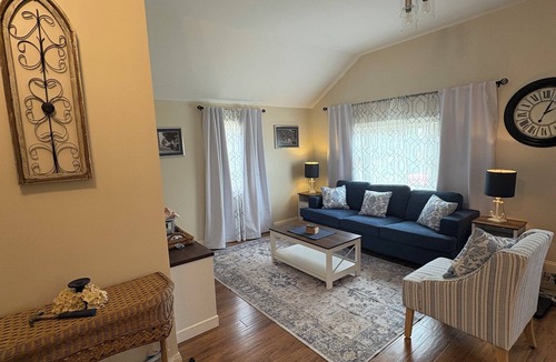 Pittsfield House | Lake View Cozy Cottage