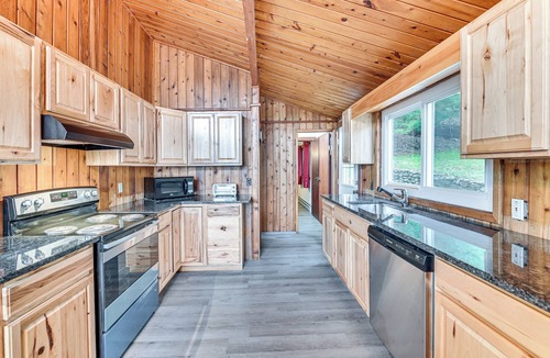 Hadley Cabin | Lake-View Deck! Cabin Near Saratoga Race Course