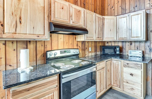 Hadley Cabin | Lake-View Deck! Cabin Near Saratoga Race Course