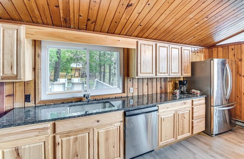 Hadley Cabin | Lake-View Deck! Cabin Near Saratoga Race Course