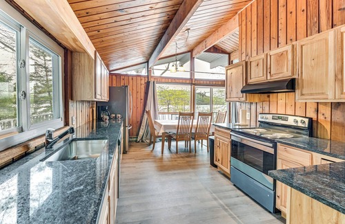 Hadley Cabin | Lake-View Deck! Cabin Near Saratoga Race Course