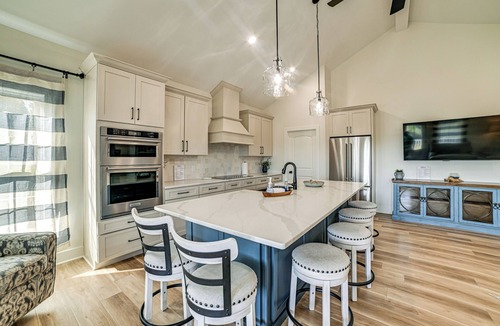 Grand Rivers House | Lake View + Deck: Group Getaway in Grand Rivers!