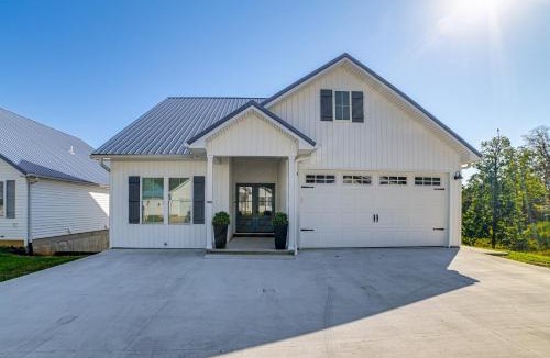 Grand Rivers House | Lake View + Deck: Group Getaway in Grand Rivers!
