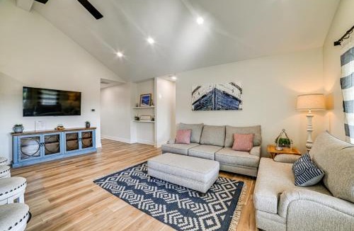 Grand Rivers House | Lake View + Deck: Group Getaway in Grand Rivers!