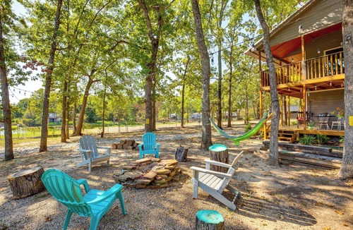 Enchanted Oaks House | Lake View & Decks: Waterfront Cedar Creek Retreat!