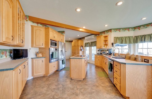 Beebe Plain Apartment | Lake View & Games: Family Escape in Newport!