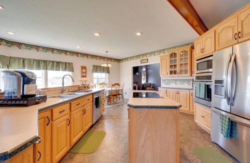 Beebe Plain Apartment | Lake View & Games: Family Escape in Newport!