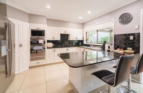 Morisset Park House | Lake View Home in Morisset