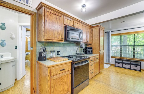 Bernice House | Lake-View Home w/Deck + Gas Grill in Bernice!
