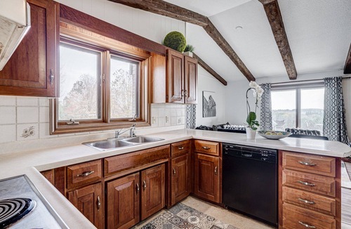 Guelph/Eramosa House | Lake View House on 5 acres with trail access