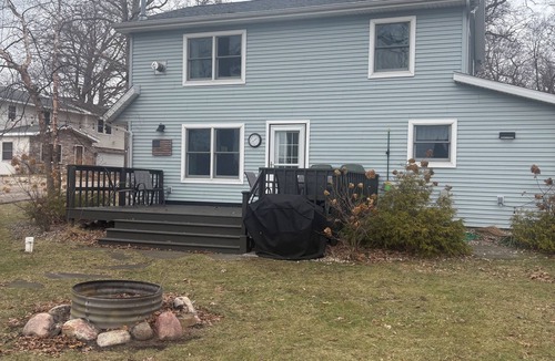 Syracuse House | Lake View Lodge on Dewart Lake/1 mile from Blue Barn Berry Farm/kayaks!