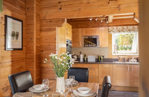 Carlton Miniott Cottage | Lake View Lodge with Hot Tub