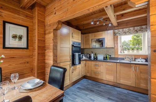 Carlton Miniott Cottage | Lake View Lodge with Hot Tub