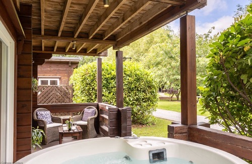 Carlton Miniott Cottage | Lake View Lodge with Hot Tub