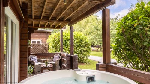 Carlton Miniott House | Lake View Lodge with Hot Tub