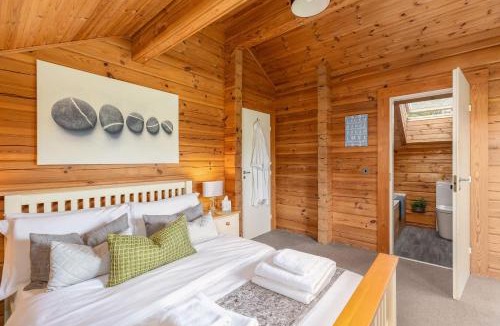 Carlton Miniott House | Lake View Lodge with Hot Tub