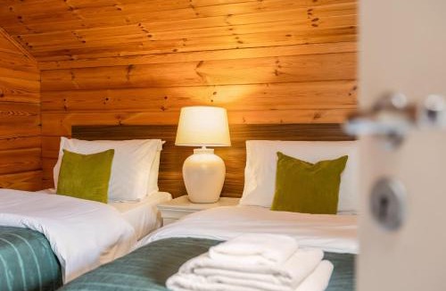 Carlton Miniott House | Lake View Lodge with Hot Tub