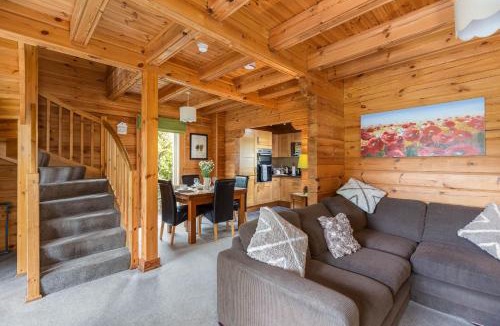 Carlton Miniott House | Lake View Lodge with Hot Tub