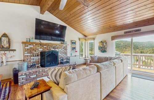 Crestline House | Lake View Magic