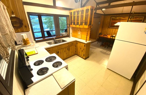 Lac-Saint-Paul Cottage | Lake View Paradise with 3 Bedrooms, Getaway!