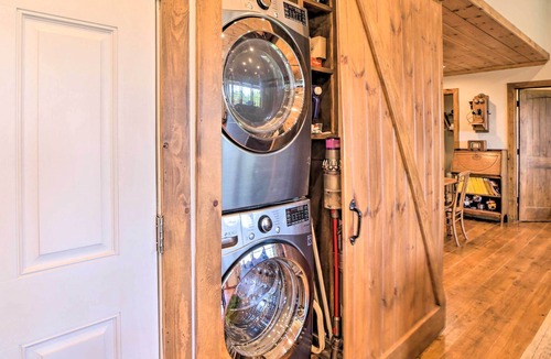 Sand Springs House | Lake-View Sand Springs Haven: Outdoor Shower!