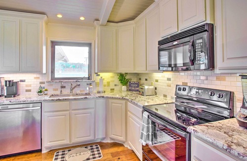 Pottsboro House | Lake View ‘Tangled at Texoma’ Home w/Hot Tub!