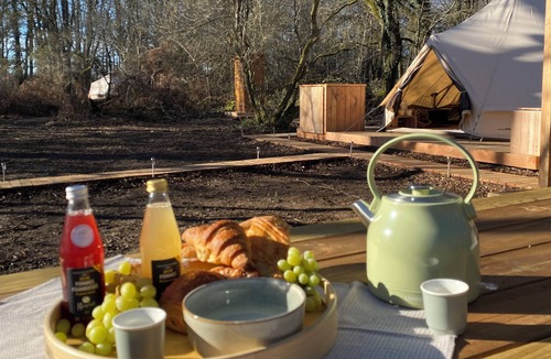 Salles-en-Toulon Cottage | Lake view tent with private spa Copa cabanes 4