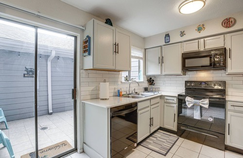 Missouri City House | Lake-View Townhome w/Pool Access in Houston Area!