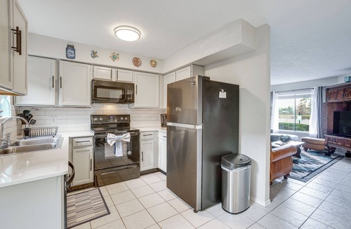 Missouri City House | Lake-View Townhome w/Pool Access in Houston Area!