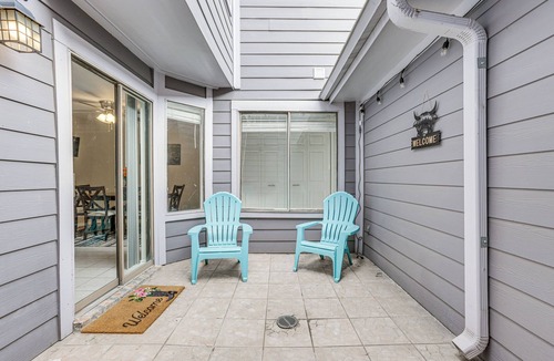 Missouri City House | Lake-View Townhome w/Pool Access in Houston Area!
