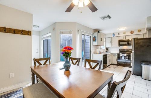 Missouri City House | Lake-View Townhome w/Pool Access in Houston Area!