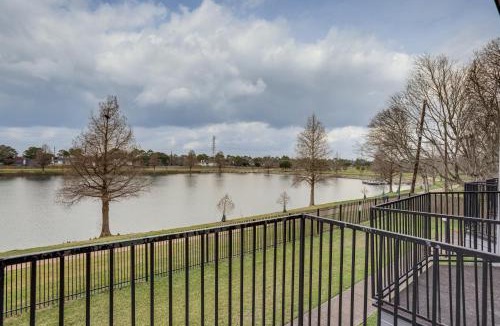 Missouri City House | Lake-View Townhome w/Pool Access in Houston Area!