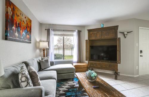 Missouri City House | Lake-View Townhome w/Pool Access in Houston Area!
