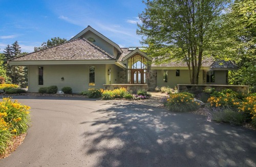 Central Lake Villa | Lake View Villa Bellaire