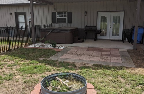 Checotah House | Lake View, wheelchair accessible, sandy beaches close by, quiet area